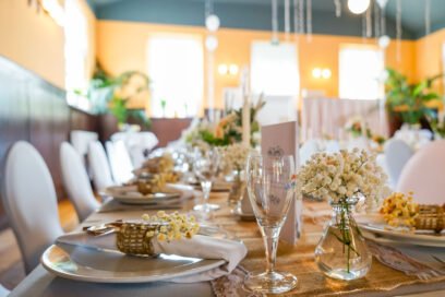 Elegante Tischdekoration für Feierlichkeiten