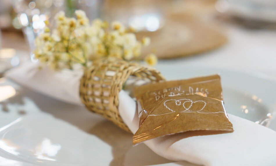 Wo Geschichte auf Ihr Event trifft 1 Tischdekoration mit Blumen und Süßigkeit, event