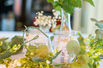 Dekorative Gläser mit Pflanzenarrangement