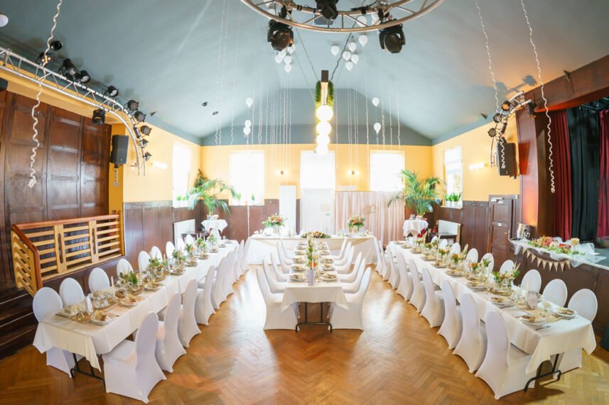 Wo Geschichte auf Ihr Event trifft 2 Elegante Tischdekoration für Feierlichkeiten