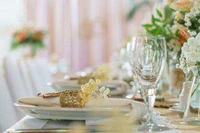 Elegante Tischdekoration mit Blumen