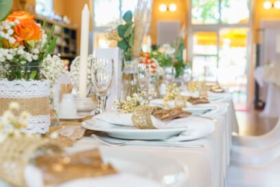 Elegante Tischdekoration für Feierlichkeiten