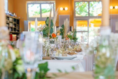 Elegante Tischdekoration für Feierlichkeiten